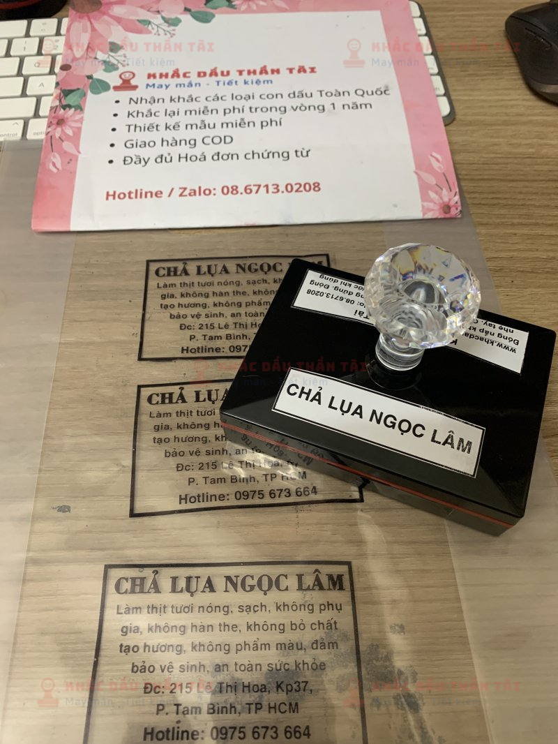 Khắc con dấu đóng lên túi Nilong cho Chả Lụa Ngọc Lâm bằng công nghệ Khắc dấu Flash