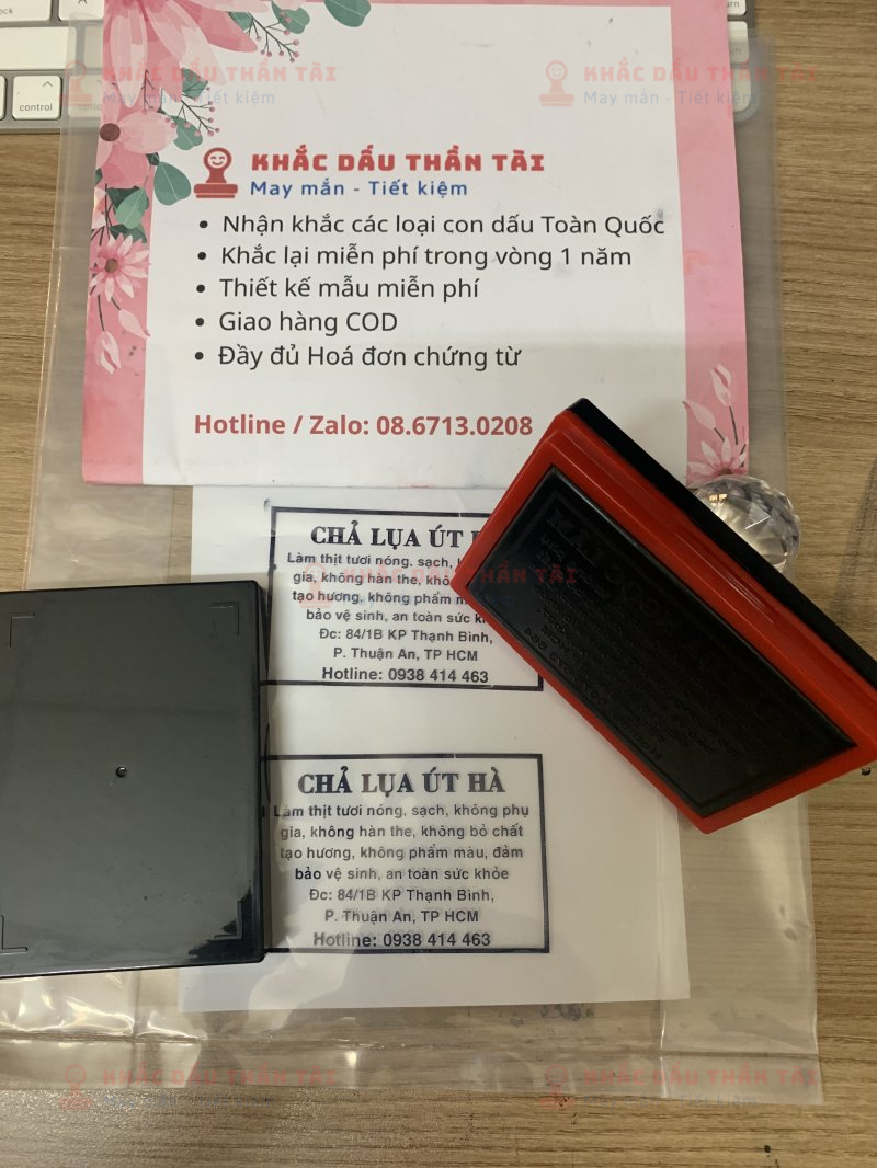 Khắc con dấu đóng lên túi Nilong cho Chả Lụa Út Hà bằng công nghệ Khắc dấu Flash