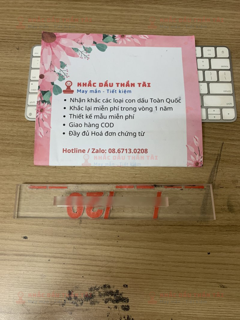 Khắc con dấu Ngày tháng năm kích thước to để đóng lên thùng Carton chuyên nghiệp