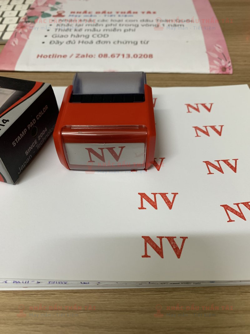 Khắc con chữ NV theo yêu cầu