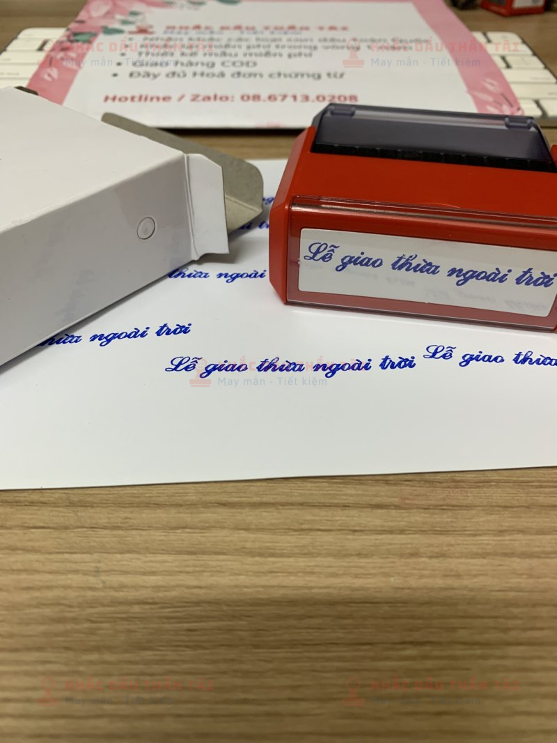 Khắc con dấu chữ Lễ giao thừa ngoài trời theo yêu cầu