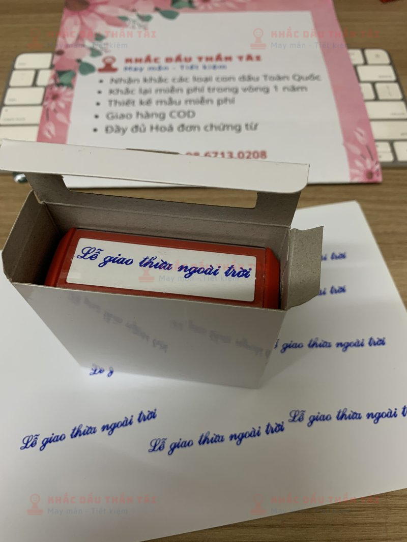 Khắc con dấu chữ Lễ giao thừa ngoài trời theo yêu cầu