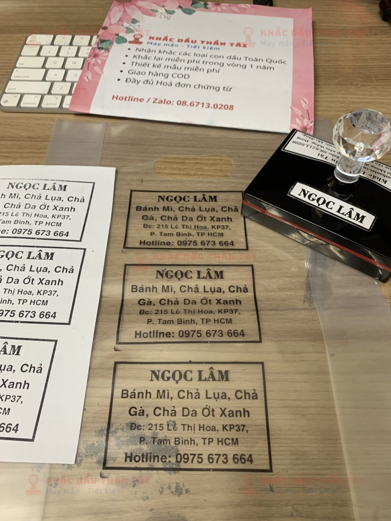 Khắc con dấu đóng lên túi Nilong cho Bánh Mì Ngọc Lâm bằng công nghệ Khắc dấu Flash