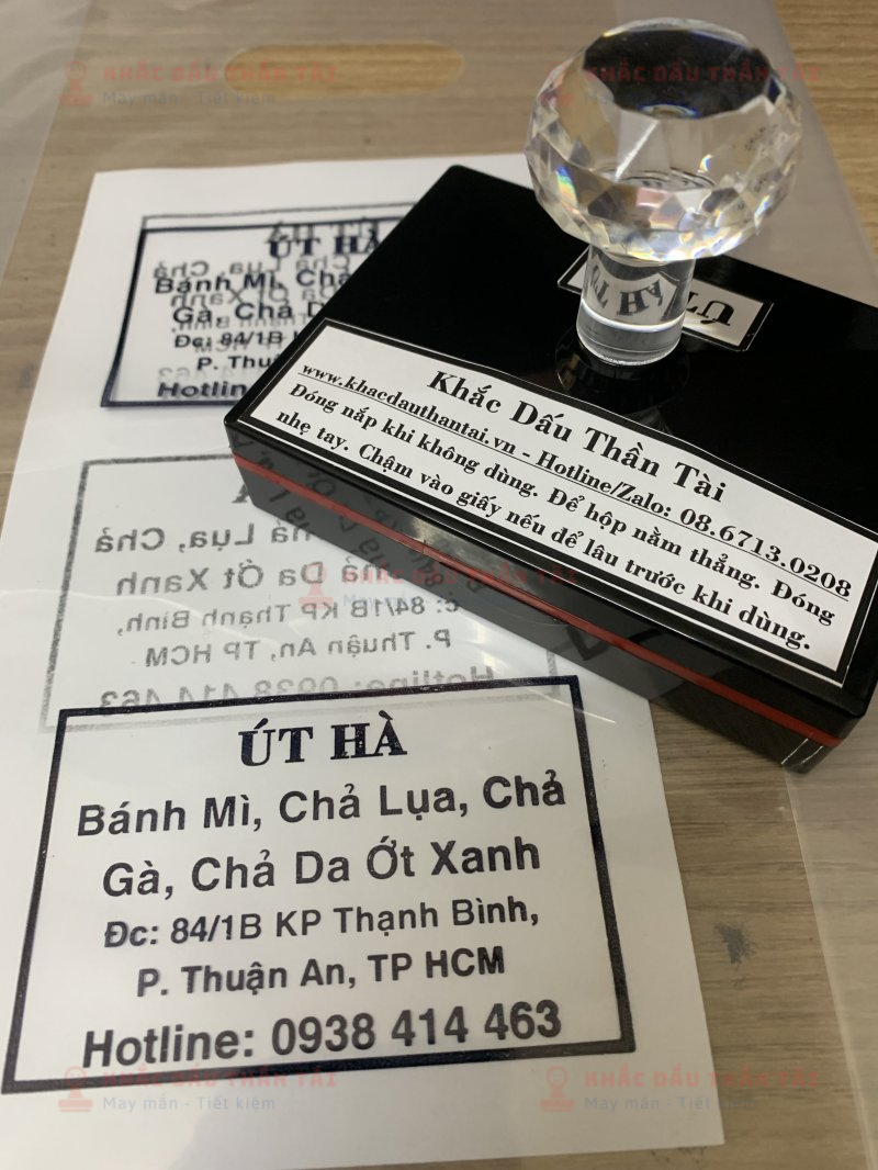 Khắc con dấu đóng lên túi Nilong cho Bánh Mì Út Hà bằng công nghệ Khắc dấu Flash