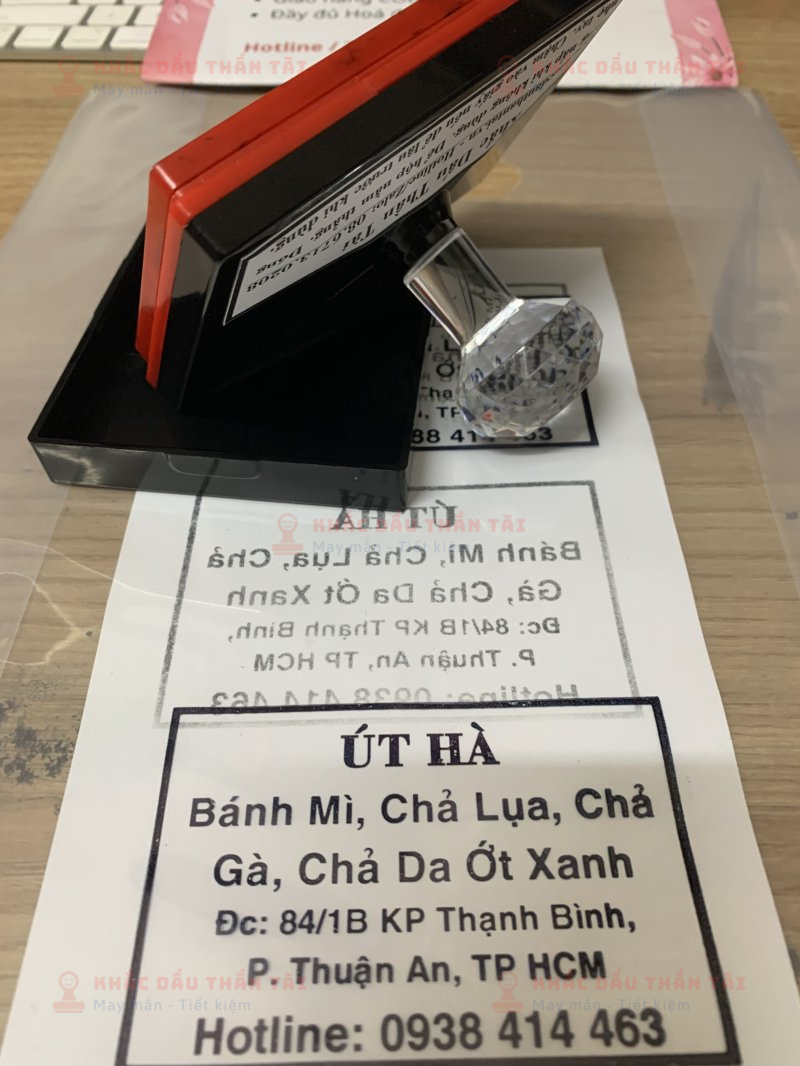 Khắc con dấu đóng lên túi Nilong cho Bánh Mì Út Hà bằng công nghệ Khắc dấu Flash