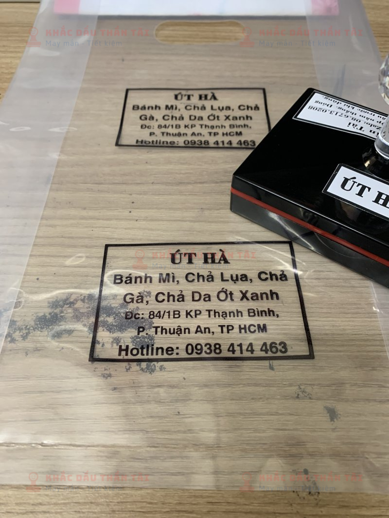 Khắc con dấu đóng lên túi Nilong cho Bánh Mì Út Hà bằng công nghệ Khắc dấu Flash