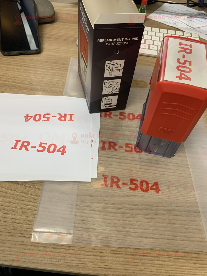 Khắc con dấu Vuông kích thước lớn IR-504 đóng lên bao bì