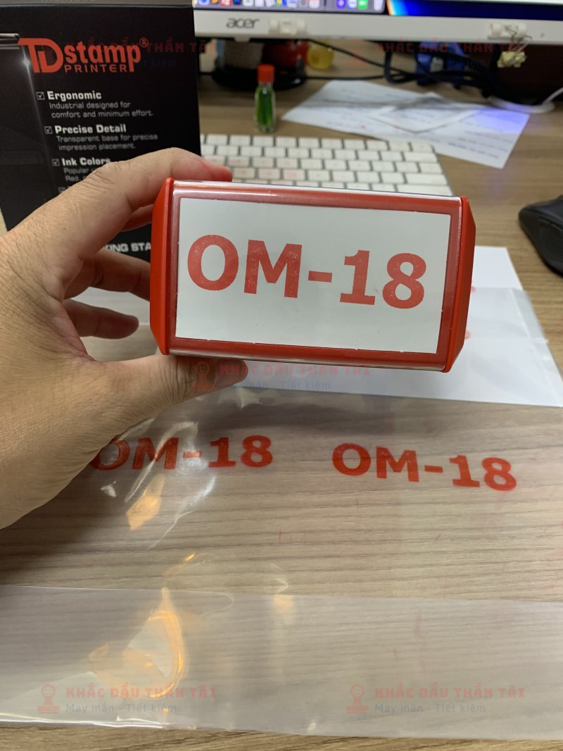 Khắc con dấu Vuông kích thước lớn OM-18 đóng lên bao bì chuyên nghiệp