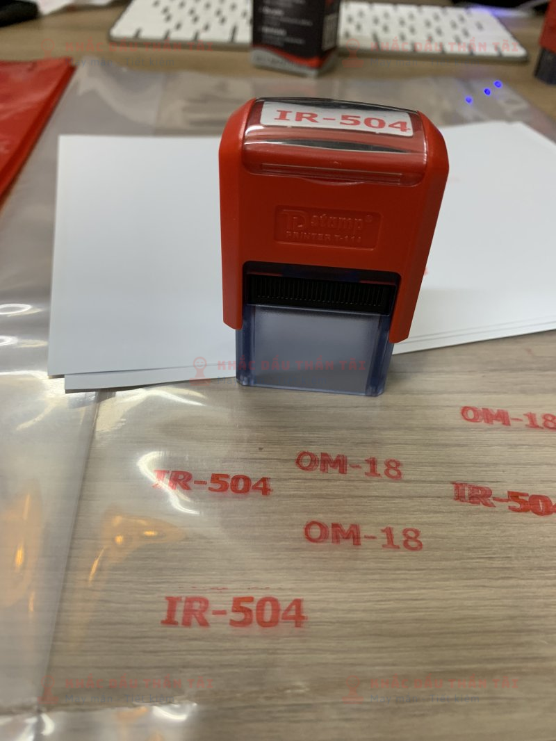 Khắc con dấu Vuông kích thước nhỏ IR-504 đóng lên túi Nilong