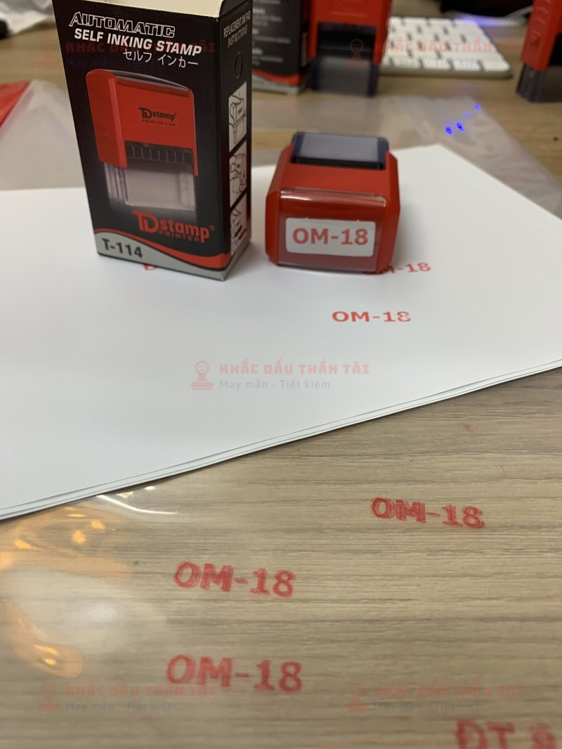 Khắc con dấu Vuông kích thước nhỏ OM-18 đóng lên túi Nilong