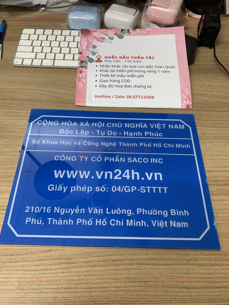 Làm bảng Mica cho Trang tin điện tử tổng hợp Vn24h.vn tại Trung Tâm Khắc Dấu Thần Tài