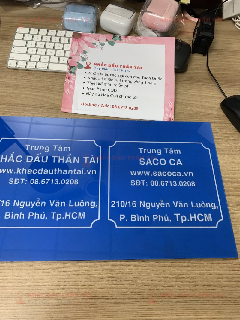 Làm bảng Mica Trung Tâm SACO CA tại Khắc Dấu Thần Tài tại TP.HCM