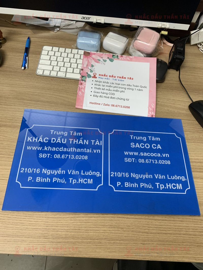 Làm bảng Mica Trung Tâm SACO CA tại Khắc Dấu Thần Tài tại TP.HCM