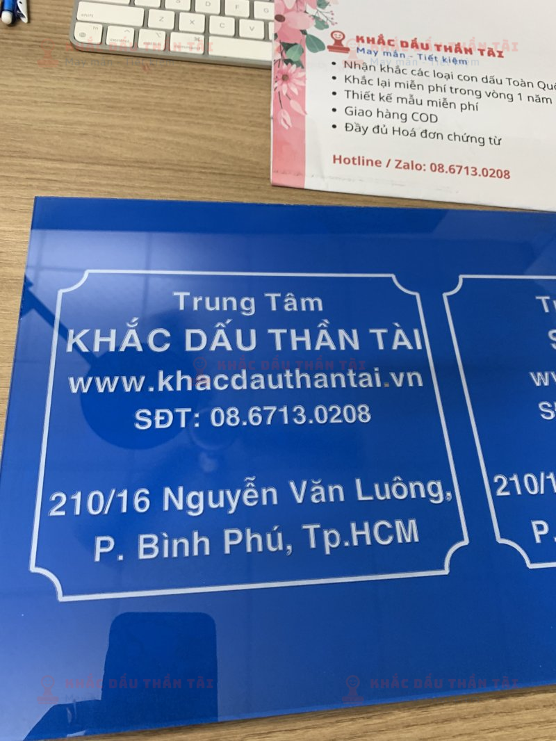 Làm bảng Mica Trung Tâm SACO CA tại Khắc Dấu Thần Tài tại TP.HCM