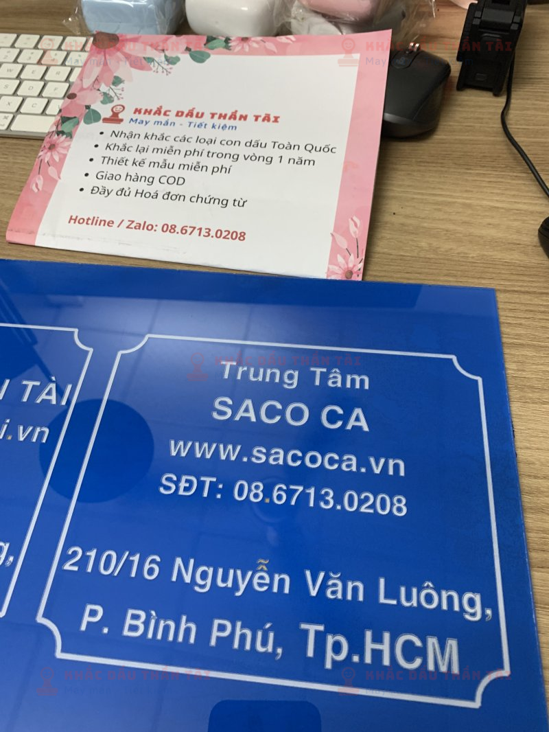 Làm bảng Mica Trung Tâm SACO CA tại Khắc Dấu Thần Tài tại TP.HCM