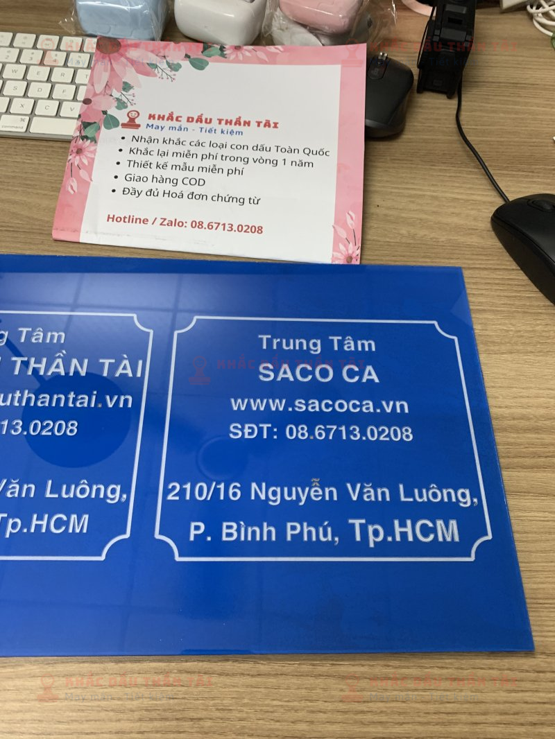 Làm bảng Mica Trung Tâm SACO CA tại Khắc Dấu Thần Tài tại TP.HCM