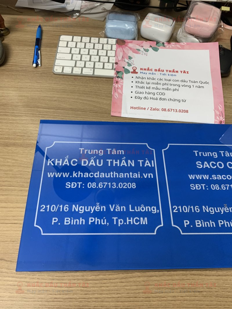 Làm bảng Mica Trung Tâm SACO CA tại Khắc Dấu Thần Tài tại TP.HCM