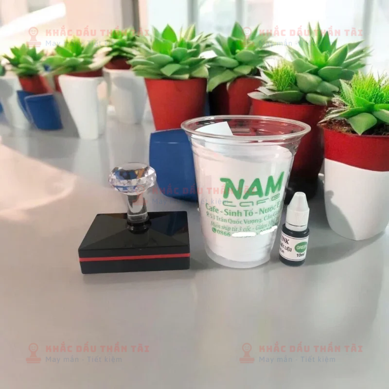 Khắc con dấu In lên ly nhựa thương hiệu Nam Cafe