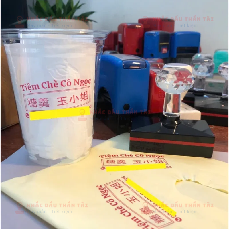 Khắc con dấu In lên ly Nhựa Tiệm chè Chô Ngọc 