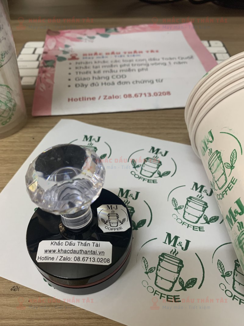 Khắc Con Dấu Đóng Lên Ly Nhựa Quán Cafe M&J - Trung Tâm Khắc Dấu Thần Tài