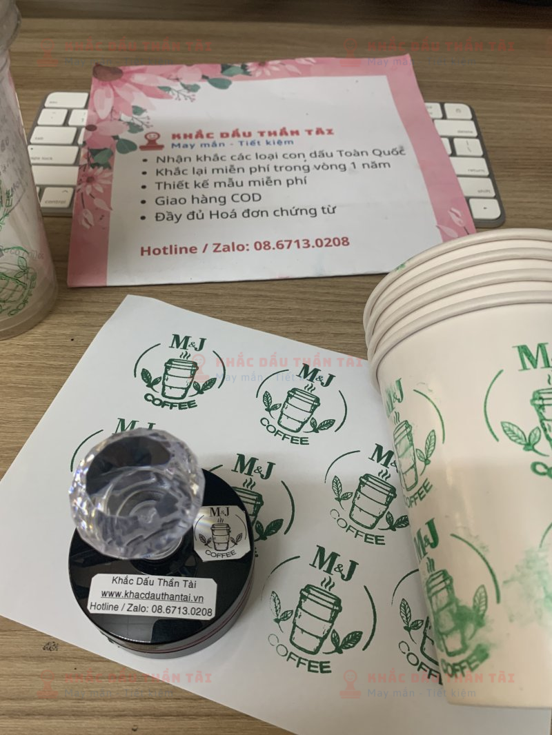 Khắc Con Dấu Đóng Lên Ly Nhựa Quán Cafe M&J - Trung Tâm Khắc Dấu Thần Tài