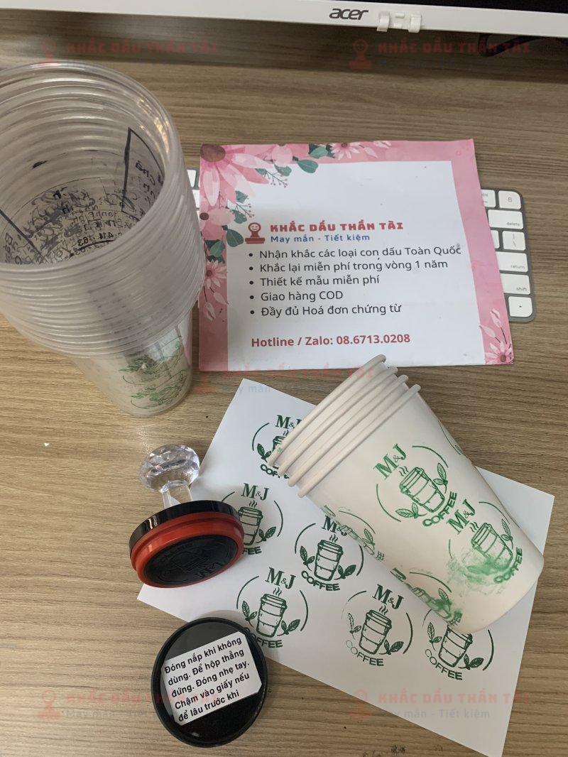 Khắc Con Dấu Đóng Lên Ly Nhựa Quán Cafe M&J - Trung Tâm Khắc Dấu Thần Tài