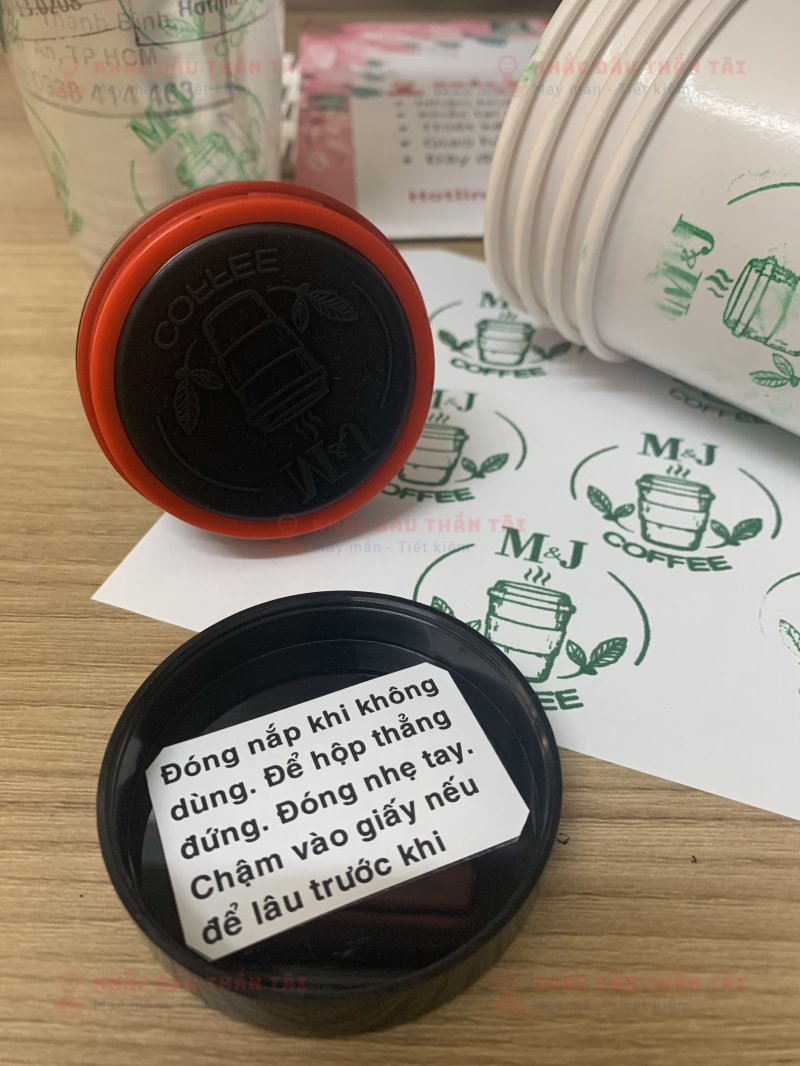 Khắc Con Dấu Đóng Lên Ly Nhựa Quán Cafe M&J - Trung Tâm Khắc Dấu Thần Tài