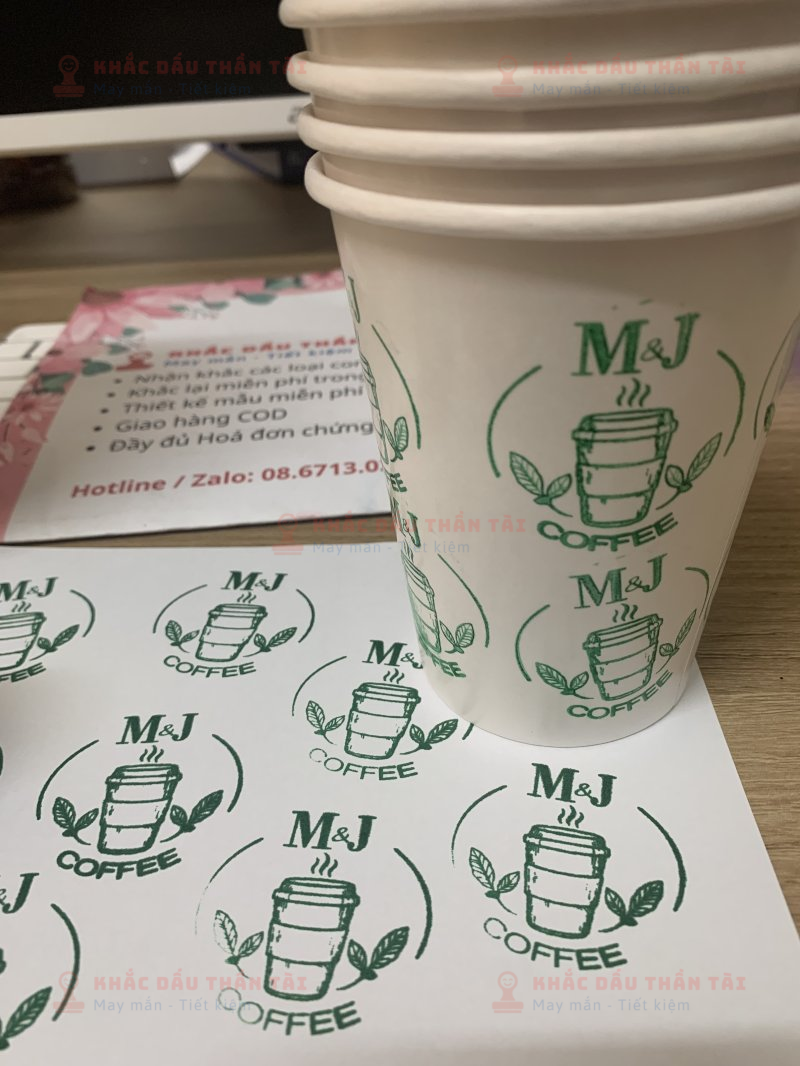 Khắc Con Dấu Đóng Lên Ly Nhựa Quán Cafe M&J - Trung Tâm Khắc Dấu Thần Tài