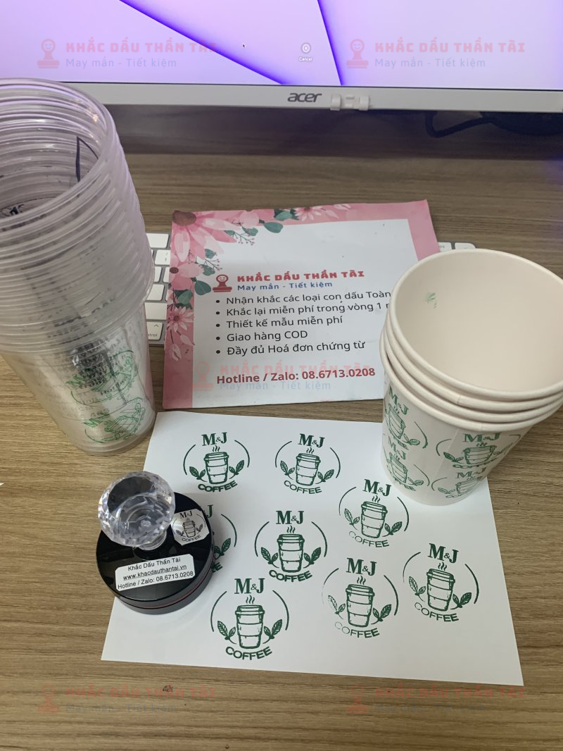 Khắc Con Dấu Đóng Lên Ly Nhựa Quán Cafe M&J - Trung Tâm Khắc Dấu Thần Tài