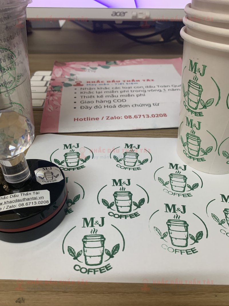 Khắc con dấu đóng lên ly nhựa quán cafe M&J