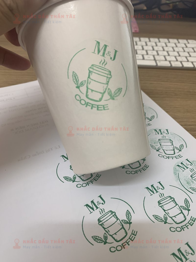 Khắc Con Dấu Đóng Lên Ly Nhựa Quán Cafe M&J - Trung Tâm Khắc Dấu Thần Tài