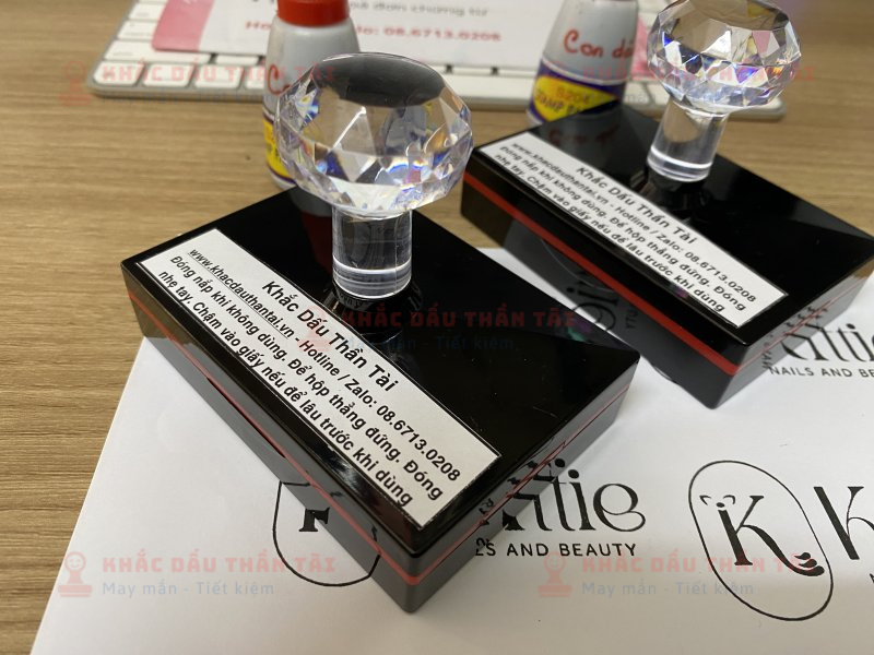 Khắc con dấu Flash thương hiệu Kittie Nails and Spa tại Trung Tâm Khắc Dấu Thần Tài