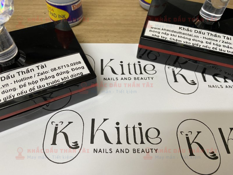 Khắc con dấu Flash thương hiệu Kittie Nails and Spa tại Trung Tâm Khắc Dấu Thần Tài