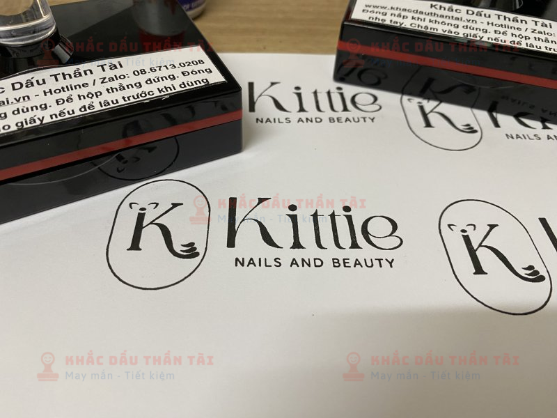 Khắc con dấu Flash thương hiệu Kittie Nails and Spa tại Trung Tâm Khắc Dấu Thần Tài