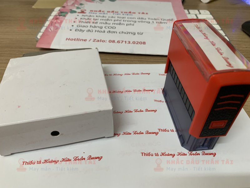 Khắc dấu Tên và Chức danh Thiếu tá Hoàng Hữu Trần Quang chuyên nghiệp