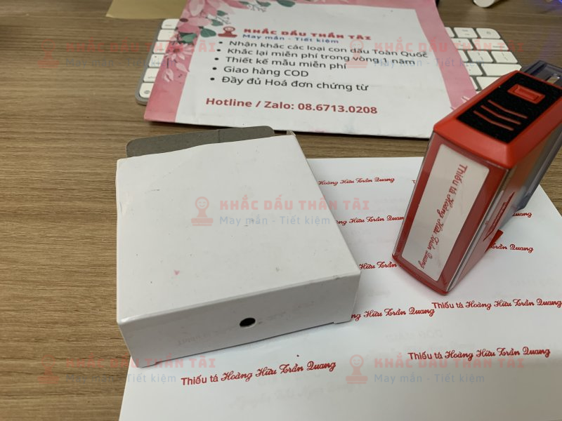 Khắc dấu Tên và Chức danh Thiếu tá Hoàng Hữu Trần Quang chuyên nghiệp