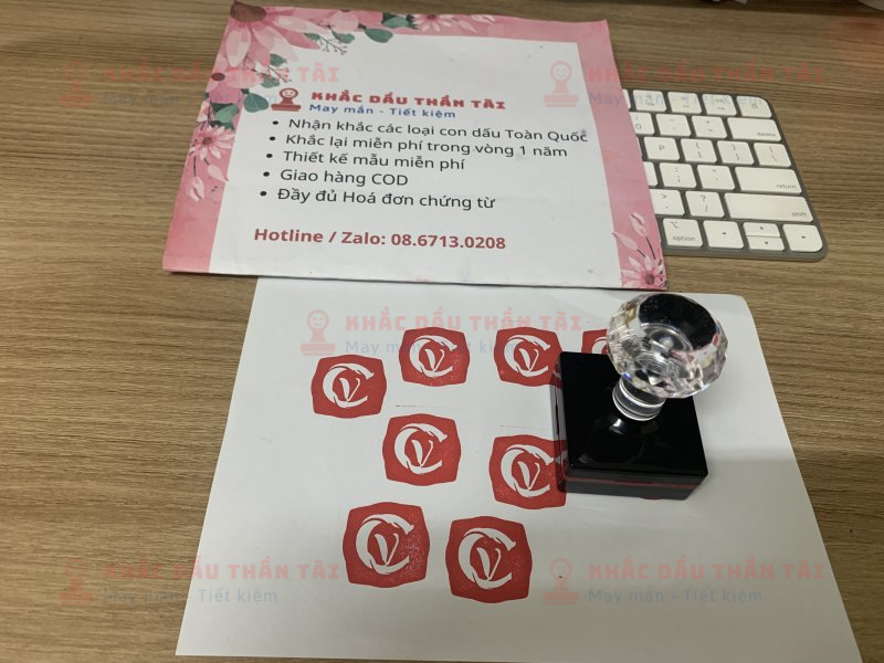 Khắc con dấu Logo Cội Vân đóng lên Vỏ hộp Shop Online
