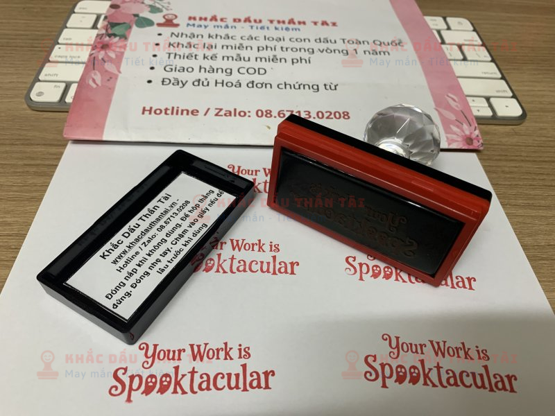 Khắc con dấu cho Giáo viên Trường quốc tế - Chữ Your Work Is Spooktacular - Màu đỏ