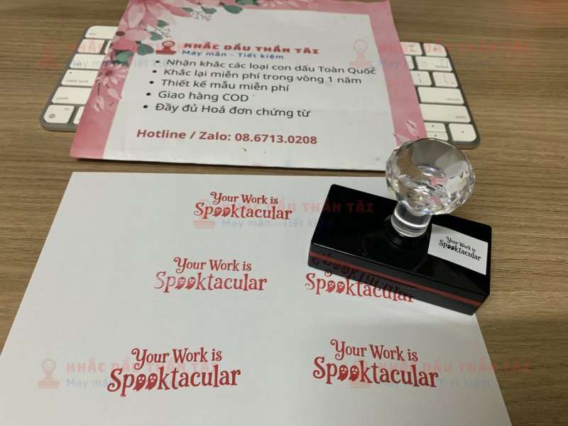 Khắc con dấu cho Giáo viên Trường quốc tế - Chữ Your Work Is Spooktacular - Màu đỏ