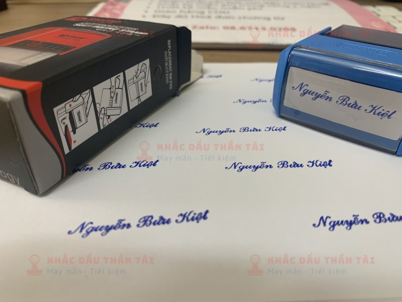 Khắc con dấu tên Nguyễn Bửu Kiệt vỏ hộp xanh