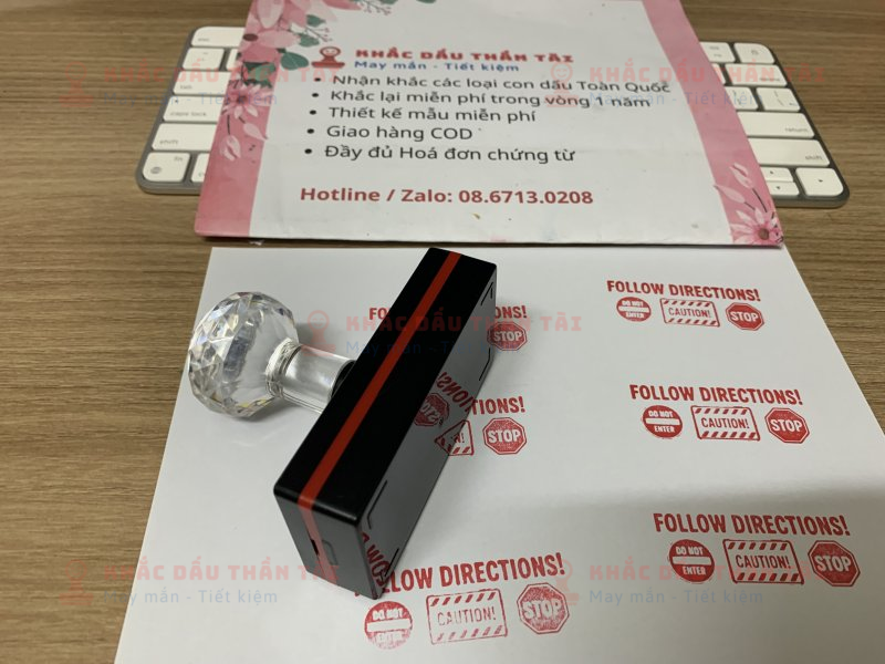 Khắc dấu Follow_Directions màu đỏ cho Giáo viên Trường quốc tế