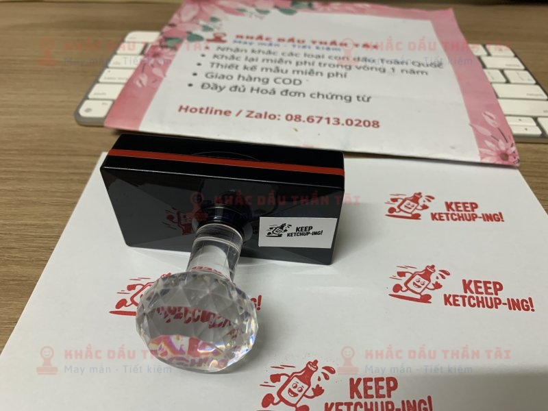 Khắc con dấu Giáo viên Trường quốc tế chữ Keep_KetchupIn màu đỏ