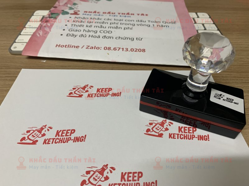 Khắc con dấu Giáo viên Trường quốc tế chữ Keep_KetchupIn màu đỏ