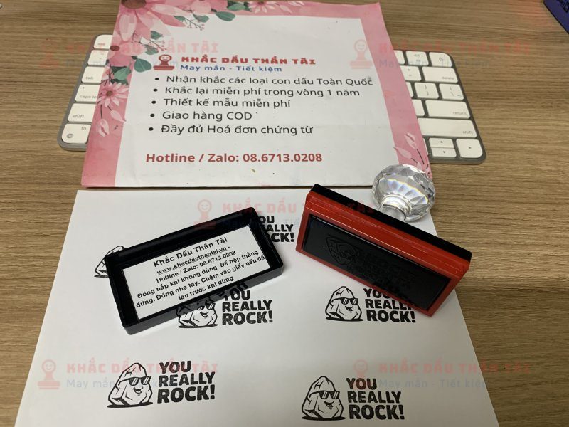 Khắc con dấu Giáo viên Trường quốc tế nội dung You Really Rock màu đen