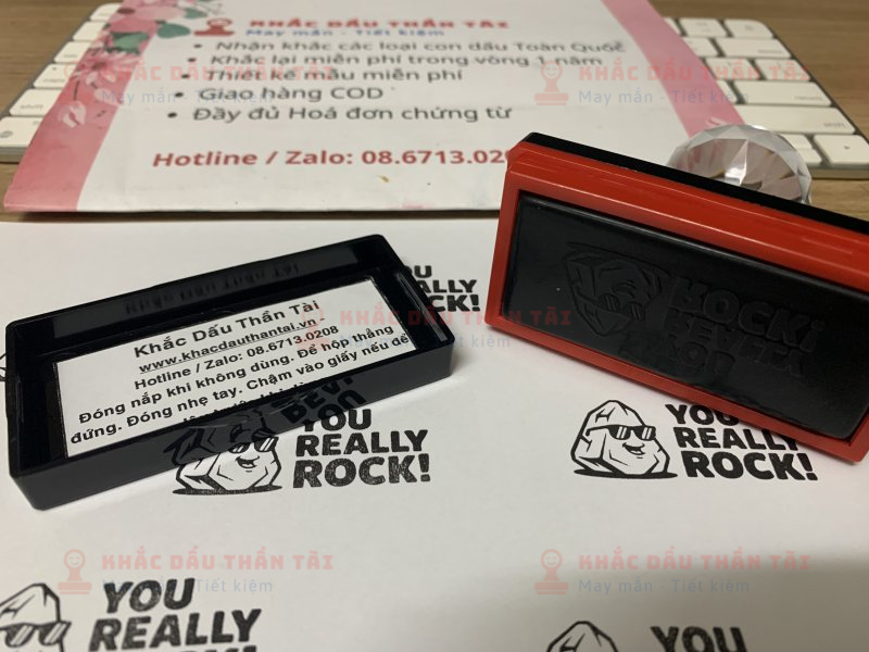 Khắc con dấu Giáo viên Trường quốc tế nội dung You Really Rock màu đen