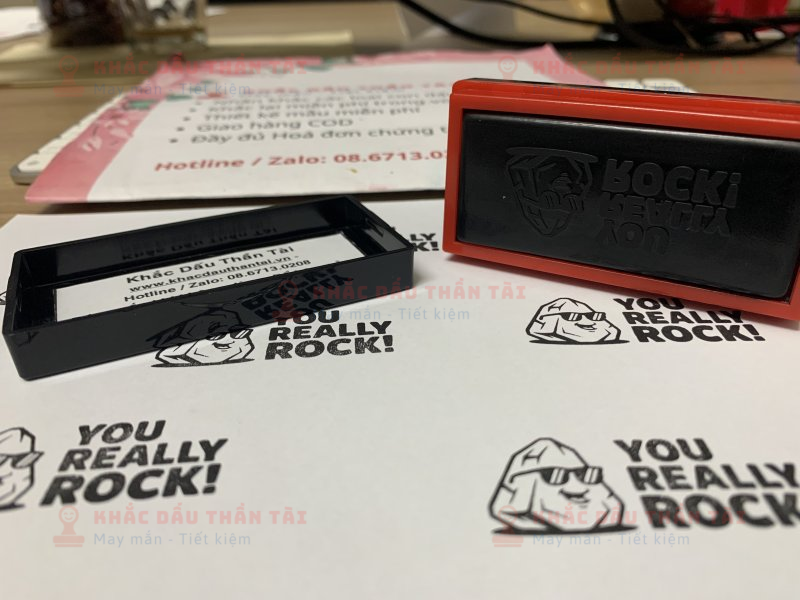 Khắc con dấu Giáo viên Trường quốc tế nội dung You Really Rock màu đen