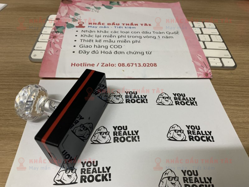 Khắc con dấu Giáo viên Trường quốc tế nội dung You Really Rock màu đen