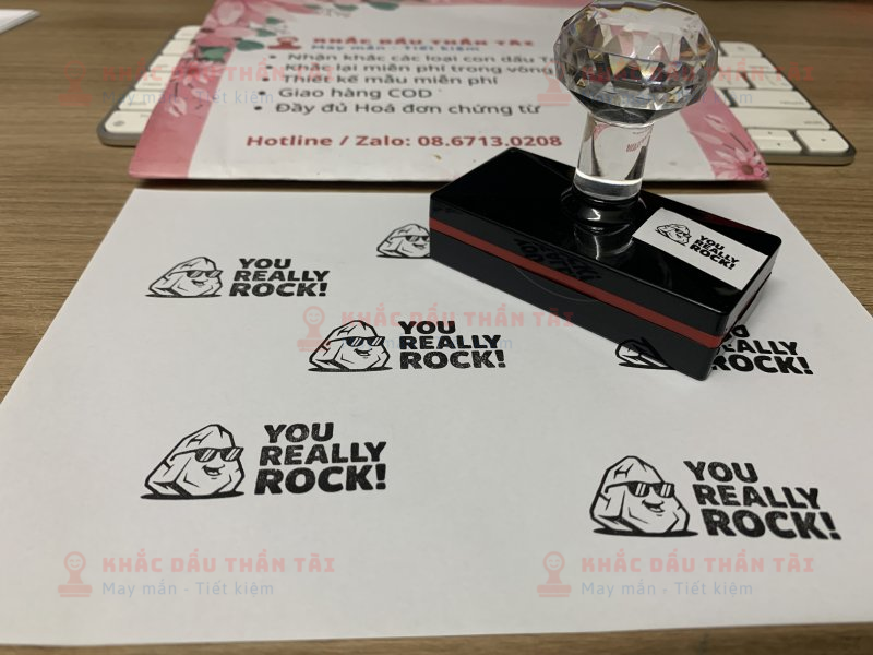Khắc con dấu Giáo viên Trường quốc tế nội dung You Really Rock màu đen