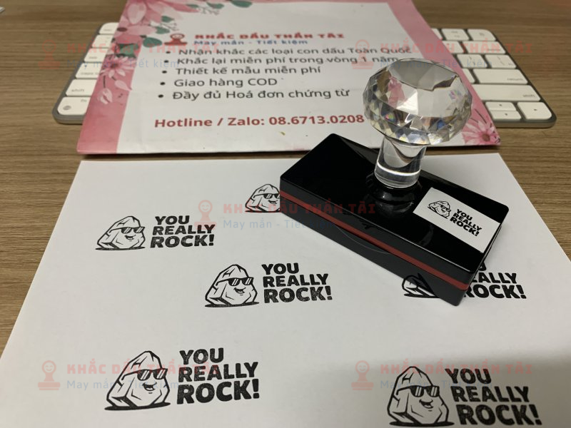 Khắc con dấu Giáo viên Trường quốc tế nội dung You Really Rock màu đen