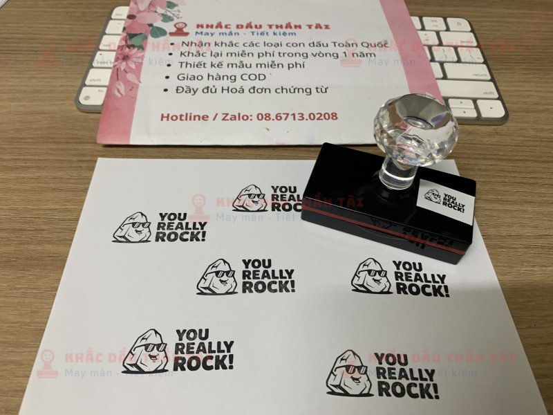 Khắc con dấu cho Giáo viên Trường quốc tế - Chữ You_Really_Rock - Màu đen